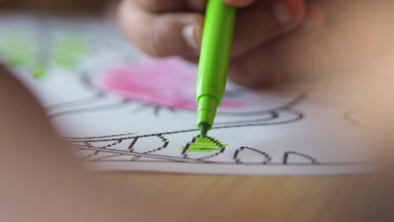 그림을 칠하는 아이