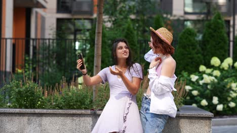 dos mujeres jóvenes teniendo una llamada de video al aire libre