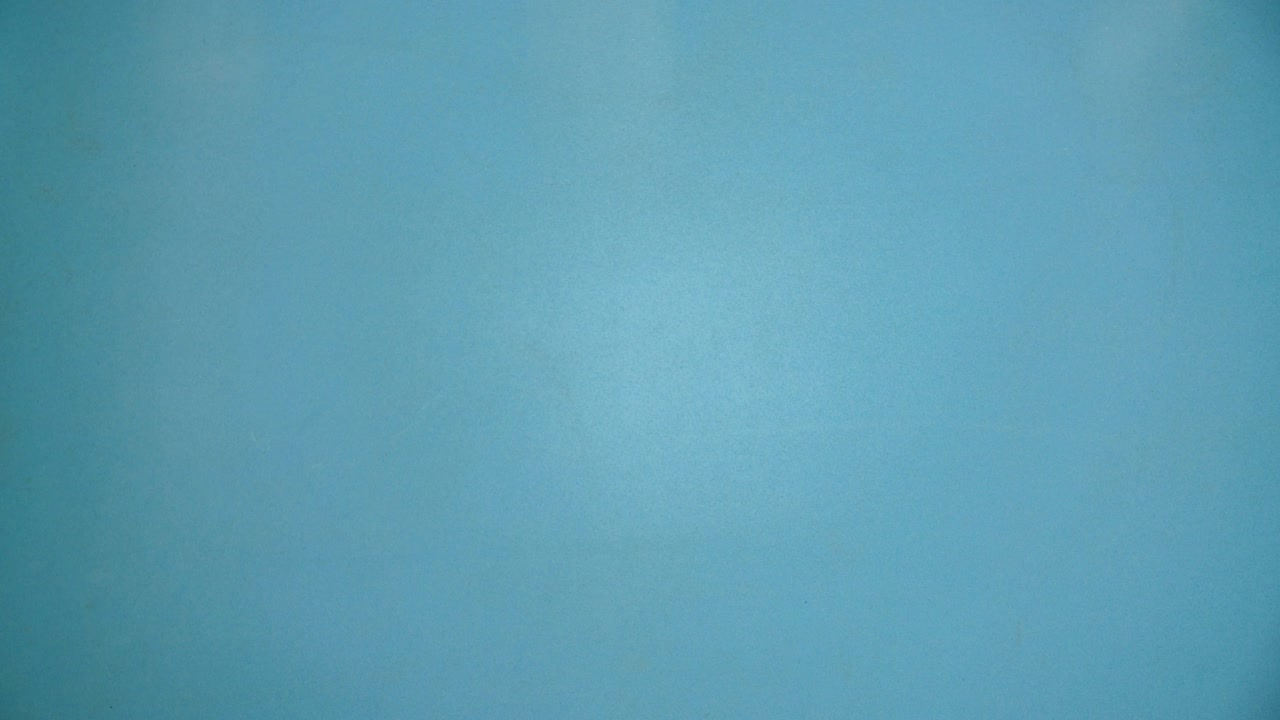 animación en stop motion de papel blanco arrugado sobre fondo azul imágenes de bucle sin costuras