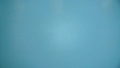 animación en stop motion de papel blanco arrugado sobre fondo azul imágenes de bucle sin costuras