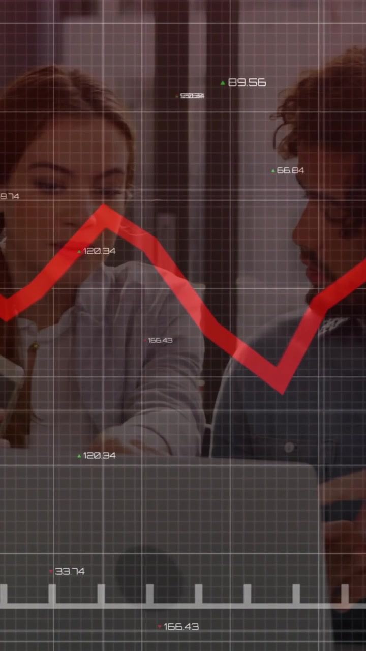 Animazione dell'elaborazione di dati finanziari con diversi colleghi che discutono di lavoro in ufficio