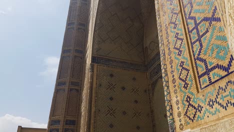 Exterior-De-La-Mezquita-Bibi-Khanym-En-Samarcanda,-Uzbekistán,-Mosaicos-En-Fachadas-Y-Entrada.