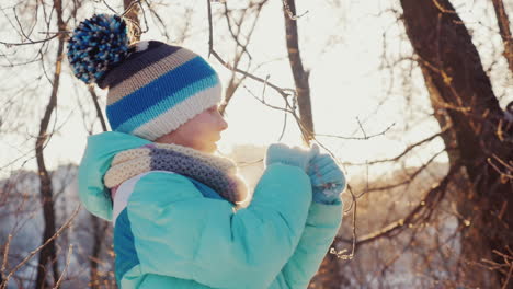 Mädchen-Fünf-Jahre-Er-Genießt-Den-Kommenden-Winter-4