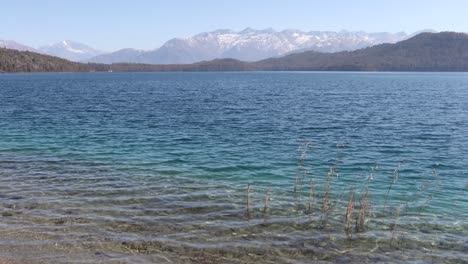 Lapso-De-Tiempo-Del-Lago-Rara-Con-Tres-Tonos-Diferentes-De-Color-Con-Montañas-Cubiertas-De-Nieve-En-El-Fondo