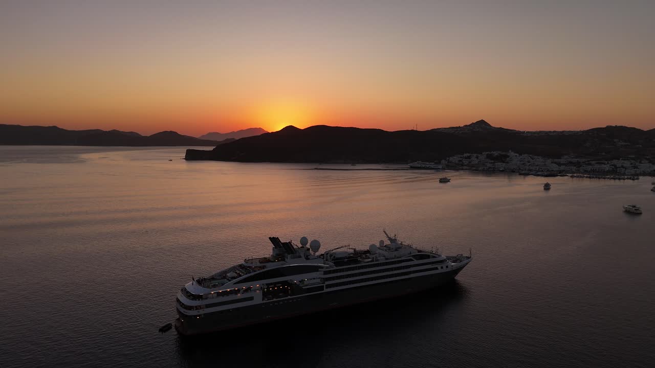 Luftfoto af solnedgang i Skala-bugten, der afslører et forankret krydstogtskib, Patmos, Grækenland