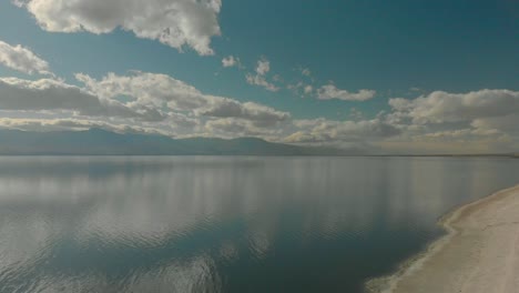 toma aérea del mar salton y parte de su naturaleza y aves, en el sur de california