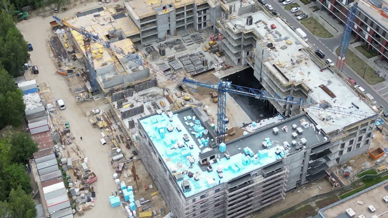 vista aérea del sitio de construcción con grúa y edificio