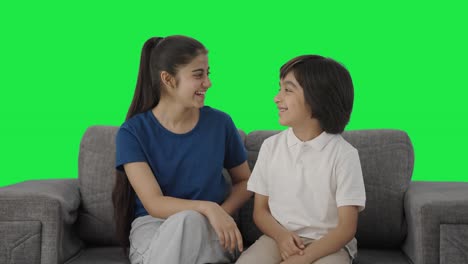 hermanos indios felices hablando y compartiendo cosas pantalla verde