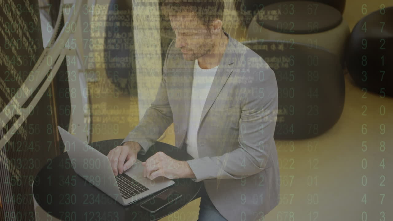 анимация обработки данных над кавказским бизнесменом в офисе