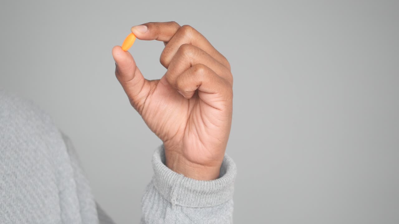 mano sosteniendo una pastilla
