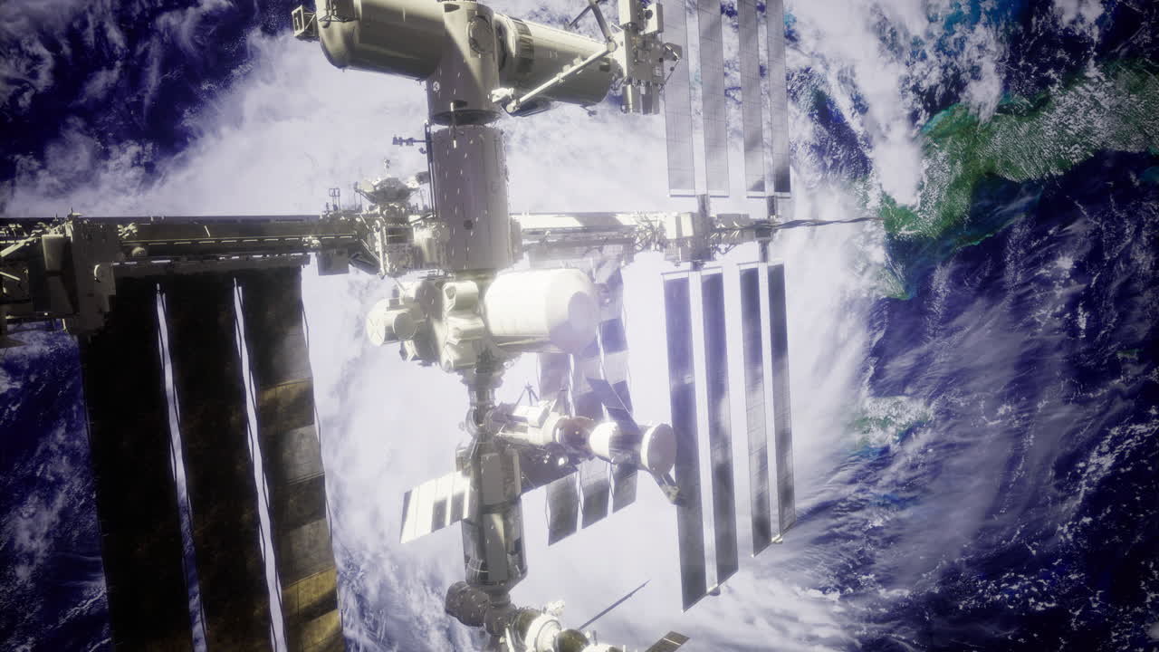 Stazione spaziale internazionale in orbita attorno alla terra ripresa da lontano