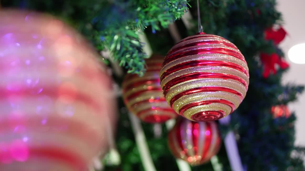 la pelota de navidad gira en el verde