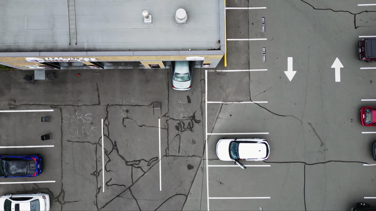 캐나다 bc 주 포트 알버니에 있는 오일 교환 서비스 가게에 들어가는 자동차의 탑다운