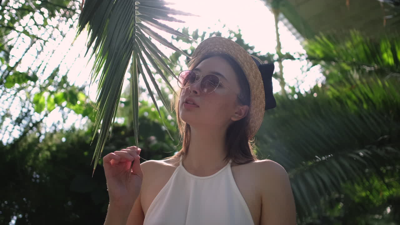 Donna in una serra tropicale