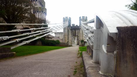 Conwy-Castle-Riesige-Stahlbaubrücke-Kabel-Niedriger-Winkel-Entlang-Weg-Dolly-Rechts