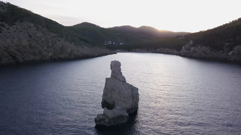 Tiro-De-Viaje-De-Drones-Suaves-Que-Pasan-Cerca-De-La-Roca-De-Benirrás-Antes-Del-Amanecer-En-Noviembre