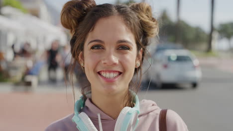 retrato de una joven linda mujer hispana sonriendo feliz en la playa soleada disfrutando de las vacaciones de verano