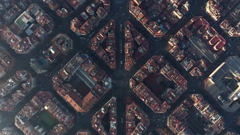 Vista-De-ángulo-Alto-Del-Edificio-En-La-Ciudad-Iluminada-Por-El-Sol-Bajo.-Toma-De-Arriba-Hacia-Abajo-De-Calles-Y-Bloques-De-Casas.-Barcelona,-España