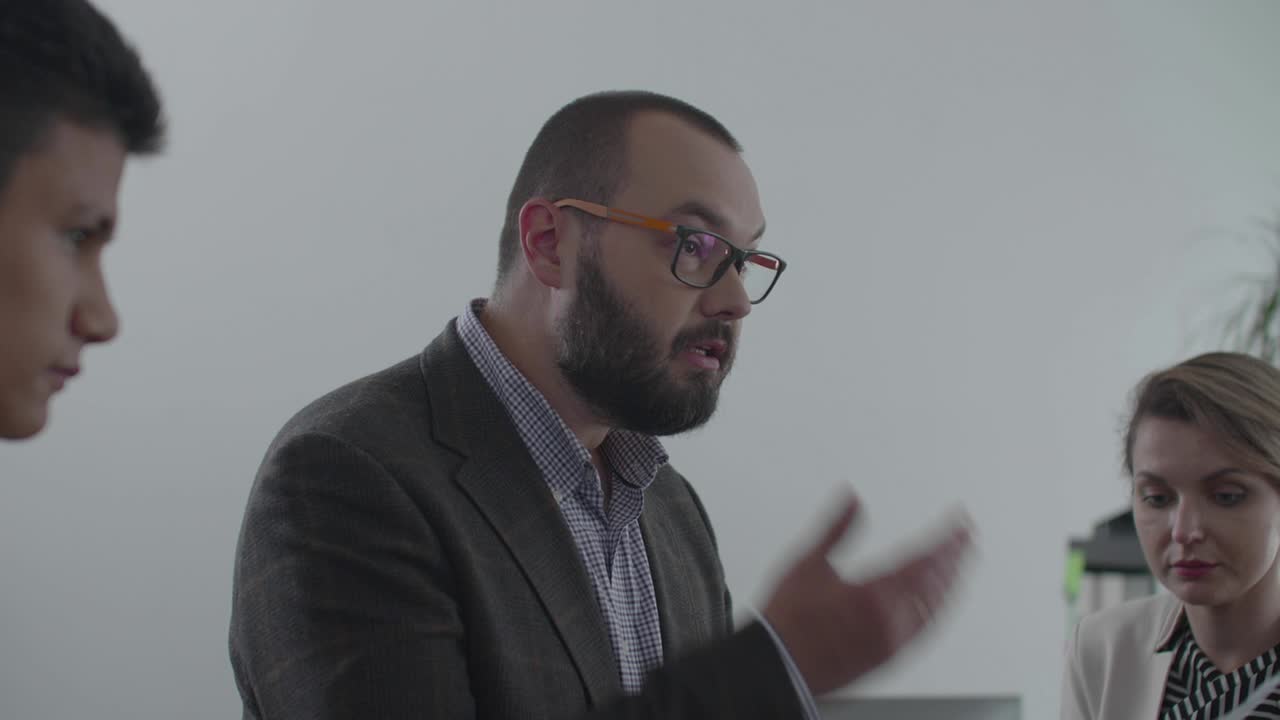 Collegues have an arguement at work