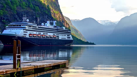 Riesiges-Kreuzfahrtschiff-Nähert-Sich-Dem-Hafen-Von-Flam-Im-Aurlandsfjord