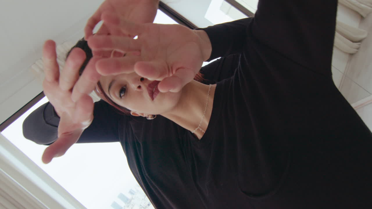 Duo che guarda la telecamera durante una danza contemporanea in studio.