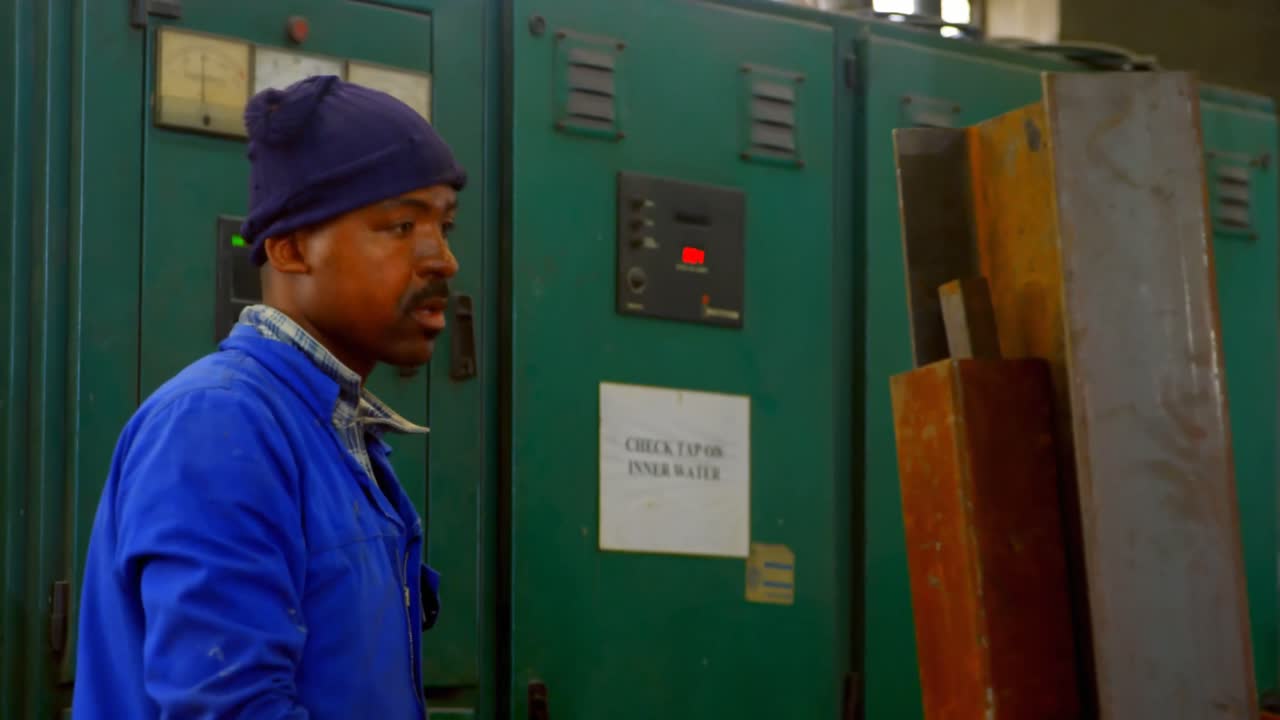 operaio che lavora in un laboratorio di fonderia 4k