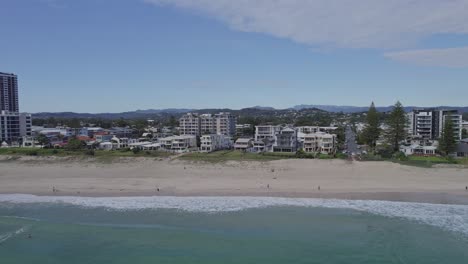 Costa-Escénica-En-Palm-Beach-En-Gold-Coast,-Queensland,-Australia---Antena-De-Lado