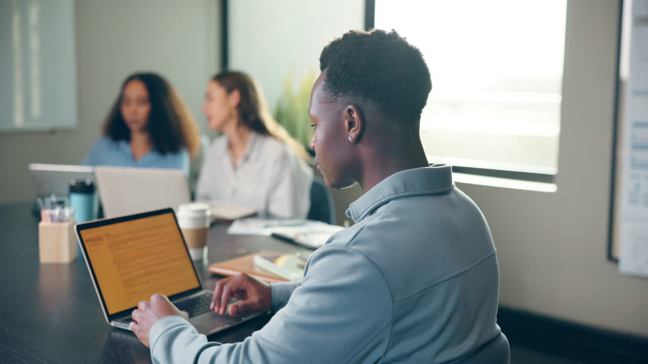 equipo de negocios trabajando en una oficina moderna
