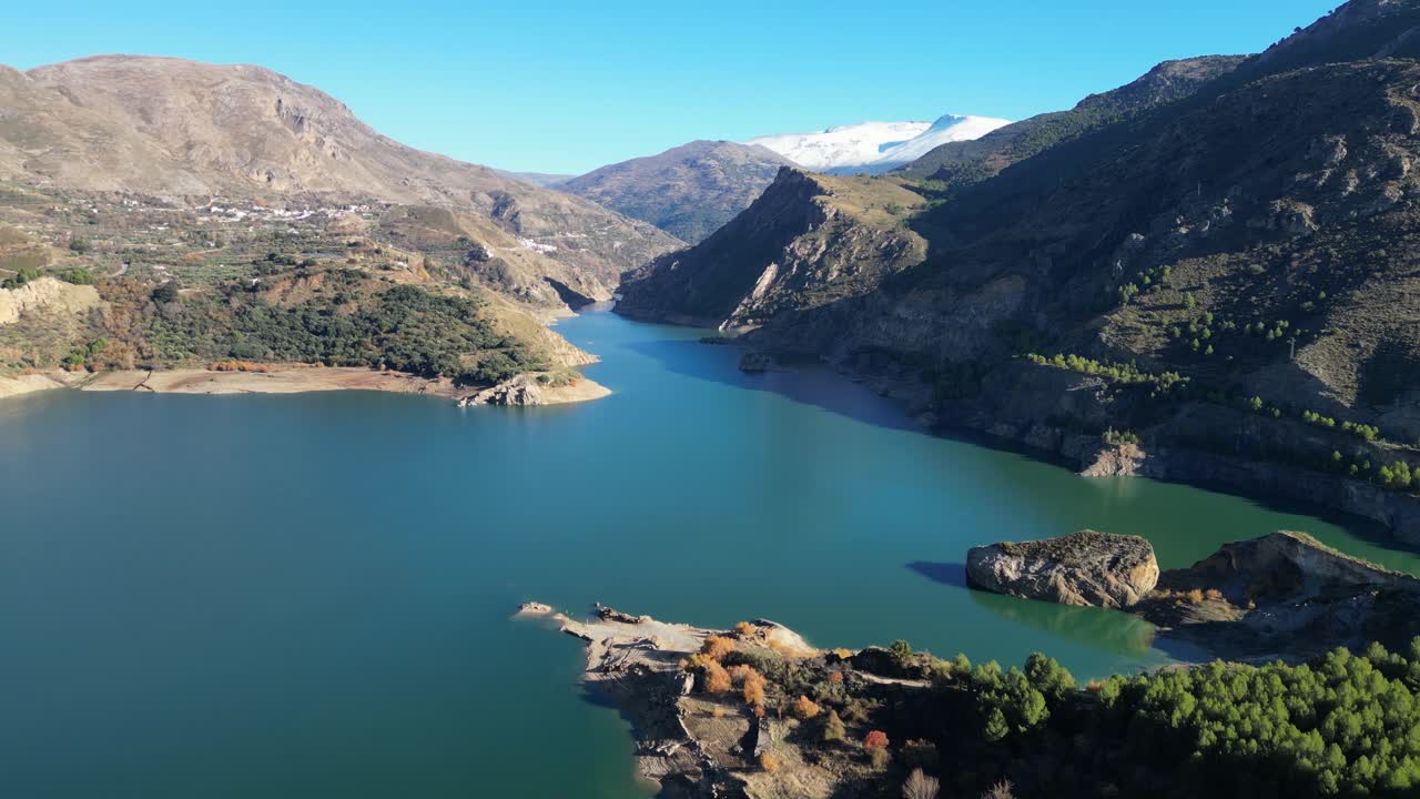 sierra nevada, pico de la montaña blanca y depósito de agua de los canales en andalucía, españa