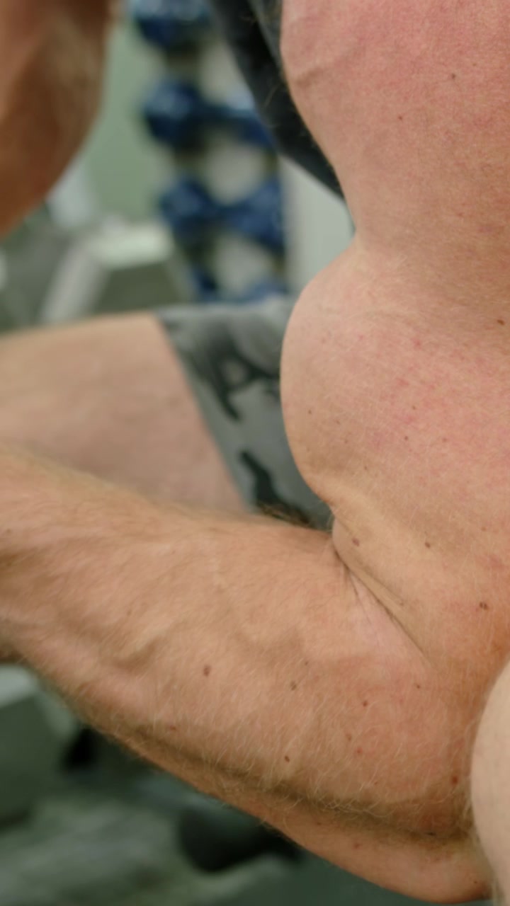 Uomo forte allenatore bodybuilding obiettivi di successo