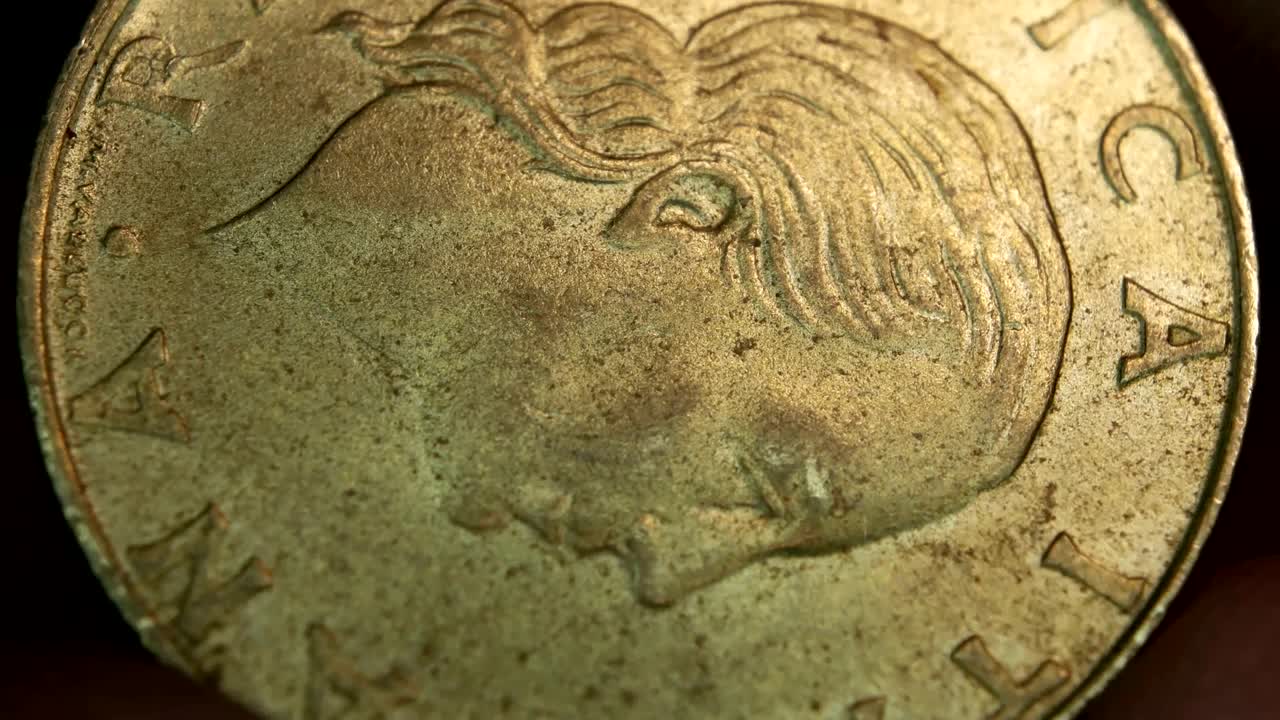 primer plano de monedas muy antiguas