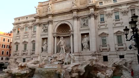 Famosa-Fuente-De-Trevi-Diseñada-Por-Nicola-Salvi,-También-Conocida-Como-Fontana-Di-Trevi