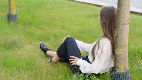 사업가 여성이 공원 밖에서 스트레스를 해소하고, 정신 건강