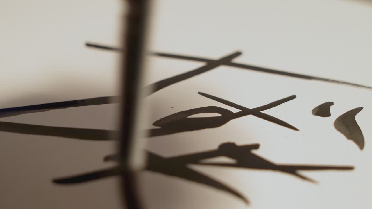 자연 종이의 자유형 모드에서 검은색 문자에 대해 수채화로 그리기