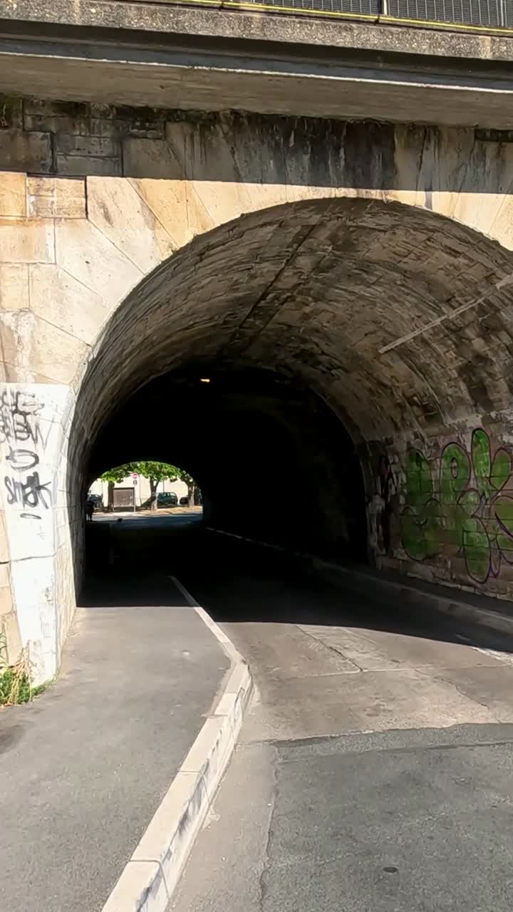 리부른 에 있는 그래피티 와 도로 가 있는 터널