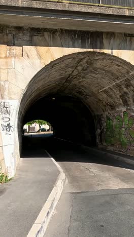 un túnel con graffiti y carretera en libourne
