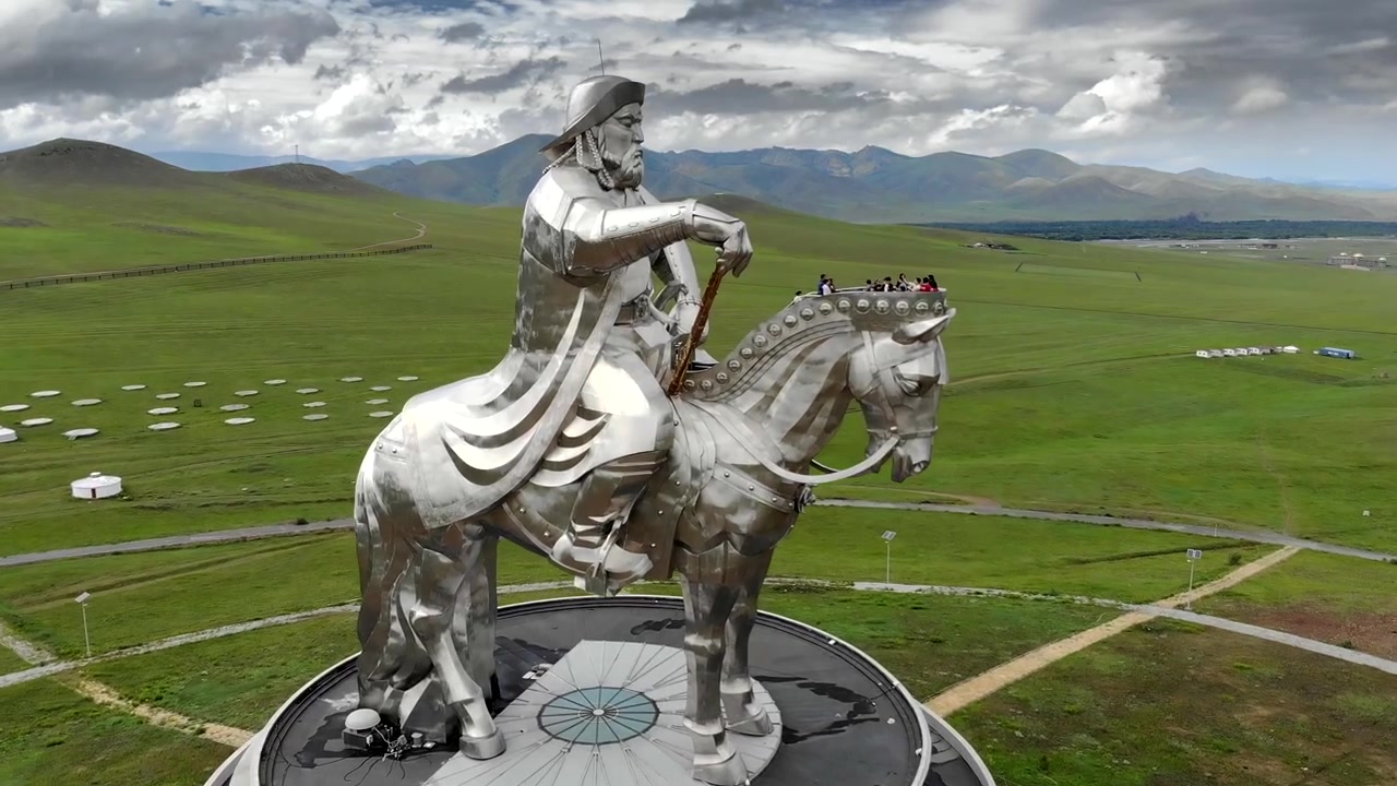 Letecký pohled na komplex soch Čingischána v Mongolsku.