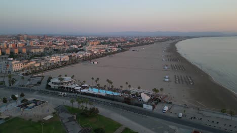 Toma-Aérea-Amplia-Temprano-En-La-Mañana-De-La-Playa-De-Valencia,-España