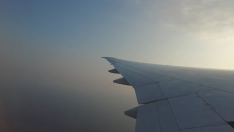 ala de un avión volando en el cielo azul