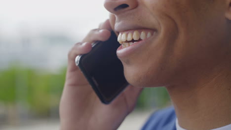 Primer-Plano-De-Un-Hombre-De-Negocios-Afroamericano-Hablando-Por-Teléfono.