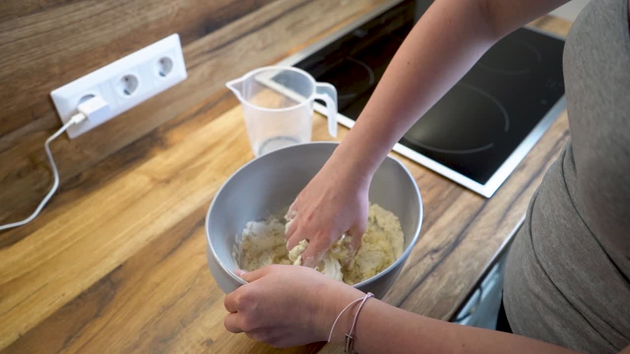 mujer mezclando ingredientes de pasta en un bol