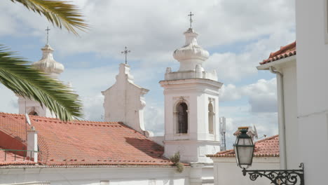 El-Campanario-De-Una-Iglesia-En-Lisboa,-Portugal