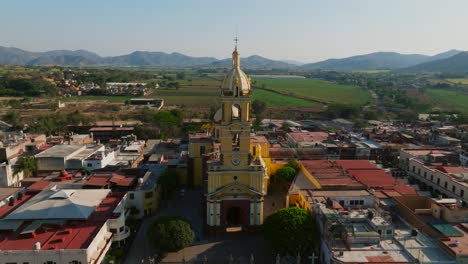 Tamazula-De-Gordiano,-Jalisco,-Mexiko-–-Die-Tamazula-Kirche-Liegt-Inmitten-Von-Wohnvierteln-–-Drohnenaufnahme-Aus-Der-Umlaufbahn