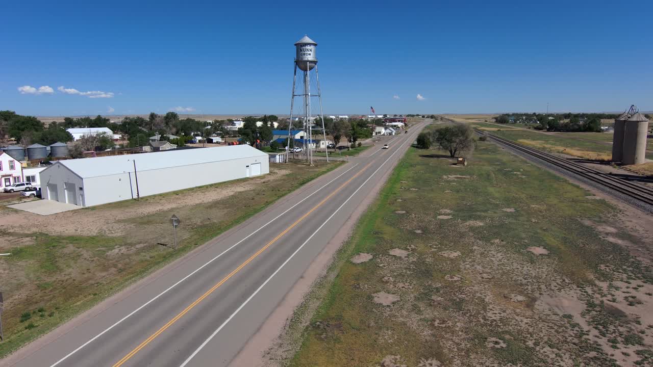 drone retrocediendo lentamente sobre nunn colorado con una mirada nítida a la torre de agua