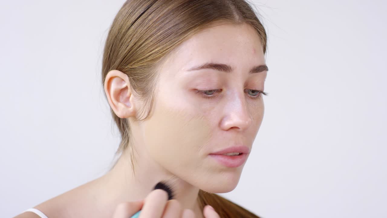 아름다운 여성이 재단을 적용하고 있습니다.