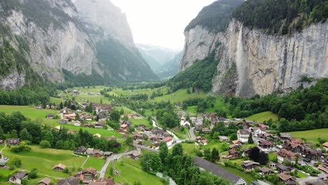 Elegancia-Alpina:-Un-Viaje-Cinematográfico-Por-Lauterbrunnen,-Suiza.