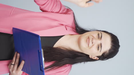 vídeo vertical de una mujer de negocios oliendo sudor expresando negatividad a la cámara.