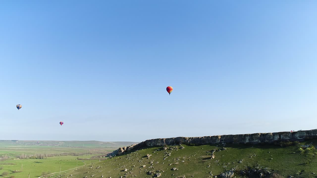 воздушные шары над горным ландшафтом