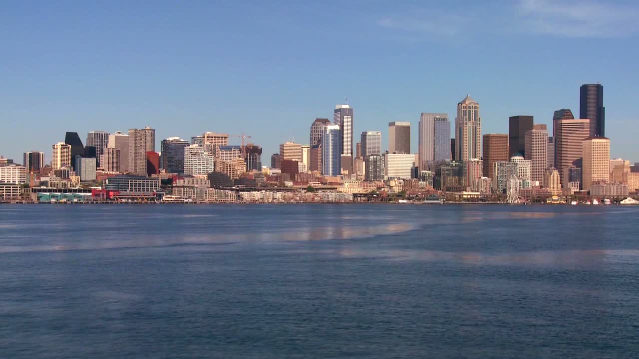 다가오는 페리에서 본 시애틀의 도시