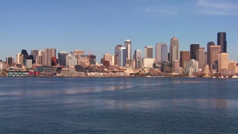 La-Ciudad-De-Seattle-Vista-Desde-El-Ferry-Que-Se-Acerca